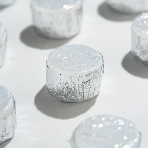 바겐슈타이거 킬른 미니화로에 꼬치와 치즈, 떡을 구워 플레이팅한 테이블 사진