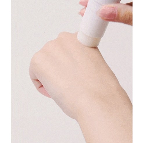 아토팜 판테놀 스틱 밤을 휴대하고 다니는 모습