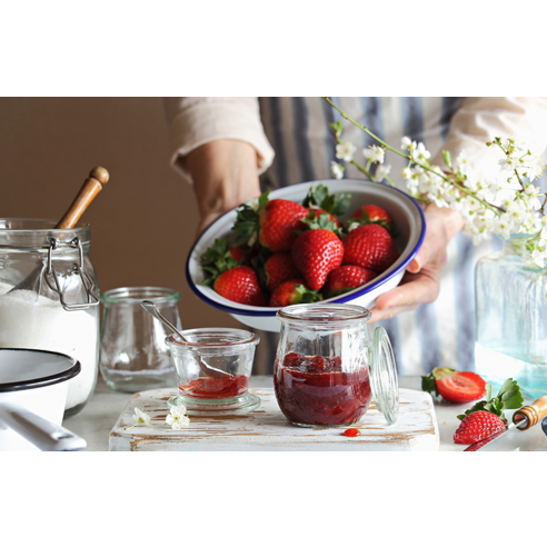 진한 딸기 과육으로 아침 식탁을 채우는 달콤함