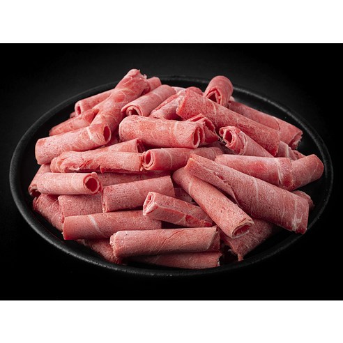 다 익은 샤브샤브용 소고기와 채소를 소스에 찍어 먹기 직전의 모습