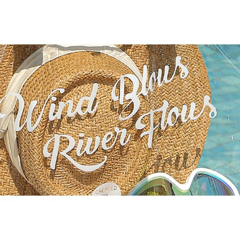 여름휴가, 짐 싸는 걱정 끝! 투명 방수 비치백으로 편안하고 스타일리시한 물놀이를 즐기세요.