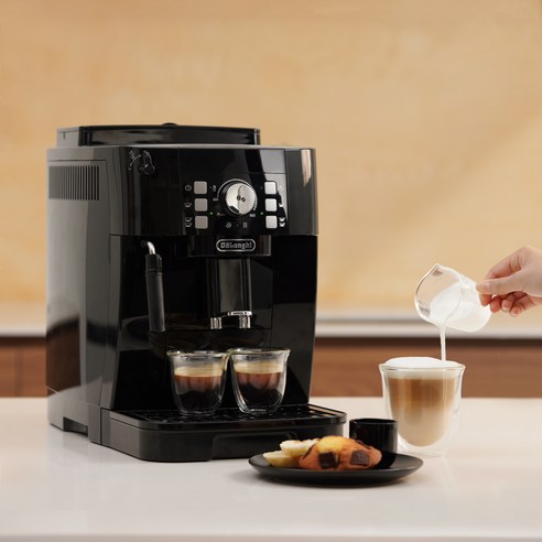 드롱기 전자동 커피머신이 주방에 설치된 모습