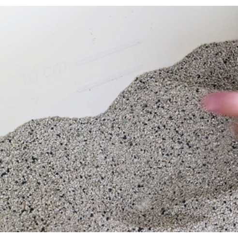 블루펫 응고형 벤토나이트 고양이 모래 후기 분석 - 입자 확대 4