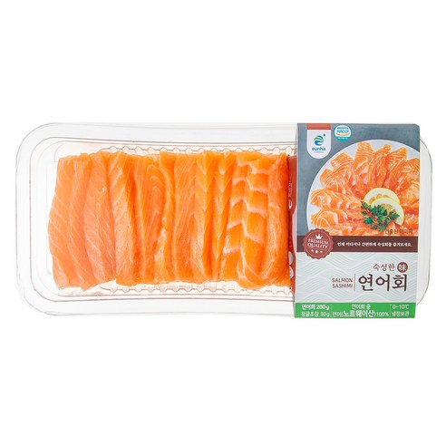 은하수산 노르웨이 숙성한 연어회 후기 분석 - 클로즈업된 신선한 연어 육질