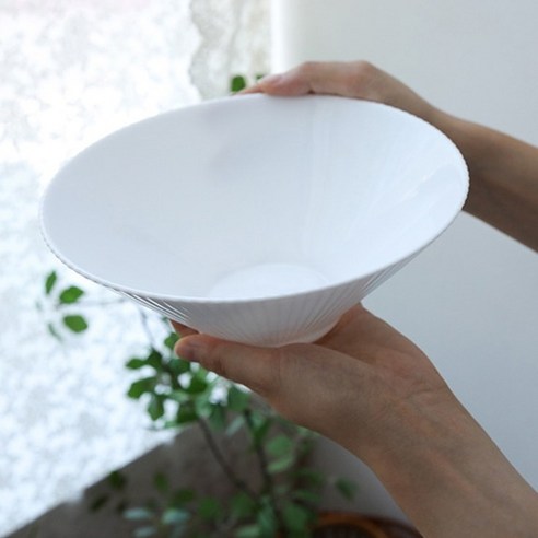 라보니 웨어 플리츠 면기 후기 분석 - 손으로 잡았을 때의 크기감