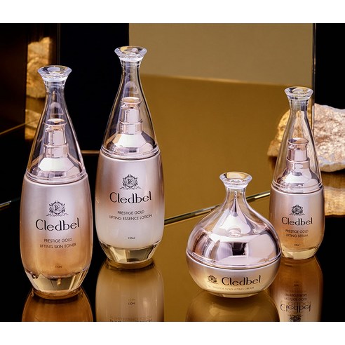 피부에 닿자마자 느껴지는 깊은 보습과 함께 찾아온 편안함, 칙칙했던 피부에 금빛 광채가! 화사함이 되살아난 나의 얼굴