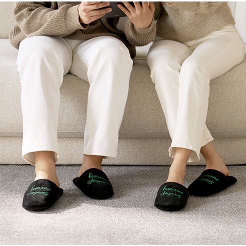 룸앤홈 벨벳 룸 슈즈 후기 분석 - 편안한 착용 모습