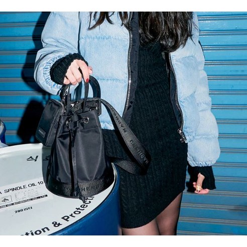 마르헨제이 렉시 버킷백 후기 분석 - 후면 깔끔한 디자인