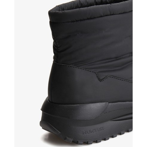 헌터 트래블 플로우 푸퍼 부츠의 밑창(아웃솔) 디자인, 미끄럼 방지 패턴 확인