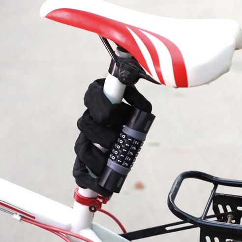 어반카 자물쇠가 오토바이 휠에 단단히 잠겨있는 모습