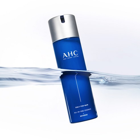 AHC 올인원 에센스를 손등에 펌핑하여 텍스처를 보여주는 모습