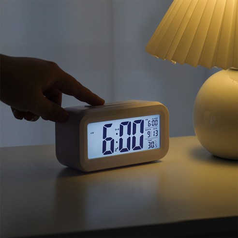 소음 없는 편안한 아침, 당신의 하루를 밝히는 디지털 탁상용 시계