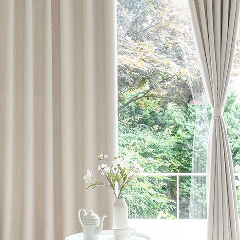 어둠을 품은 안락함, 쉬즈홈 트루디 암막 커튼으로 완성하세요.