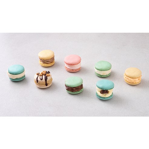 널담 마카롱 8종 중 몇 가지 맛 클로즈업, 다양한 색깔의 냉동 디저트
