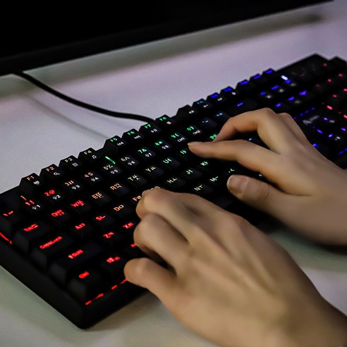 에이투 게이밍 LED 기계식 유선 일반형 키보드 USB 리니어 후기 분석 - 야간 조명 밝기 테스트