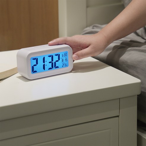 소음 없는 편안한 아침, 당신의 하루를 밝히는 디지털 탁상용 시계