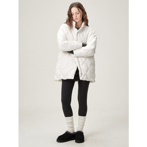 노카라 디자인의 ELLE PARIS 패딩을 활용한 이너 스타일링