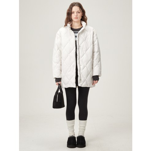 넉넉한 핏을 보여주는 여성용 릴렉스핏 패딩 착용샷