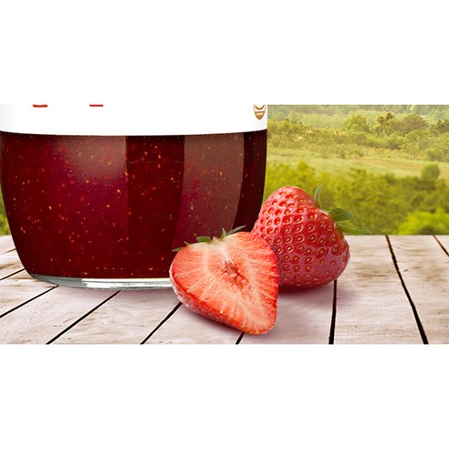 진한 딸기 과육으로 아침 식탁을 채우는 달콤함