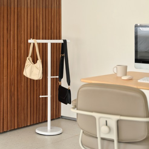 하우스레시피 바인 가방걸이 스탠드행거 후기 분석 - 화이트 컬러 설치 예시