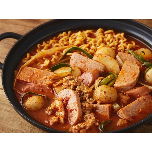 집에서 즐기는 얼큰한 부대찌개, 간편함으로 완성하다