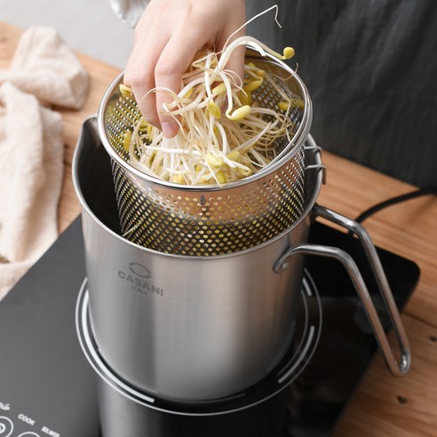 까사니 멀티팟 냄비 내부의 매끈한 올스텐 표면