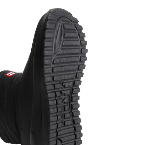 헌터 남녀공용 트래블 플로우 푸퍼 부츠를 착용한 남성의 전신 샷, 겨울 코디 예시