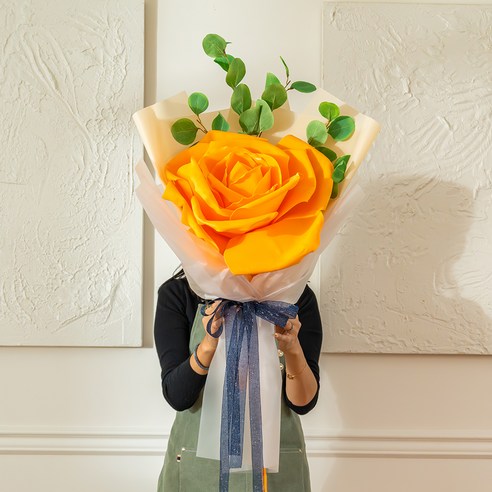 공간에 생기를 불어넣는 조화 로즈 자이언트 꽃다발