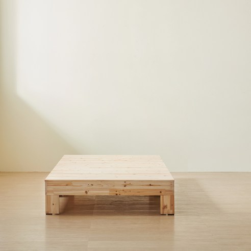 좁은 방의 답답함을 시원한 여유로 바꾸는 삼나무 평상형 침대