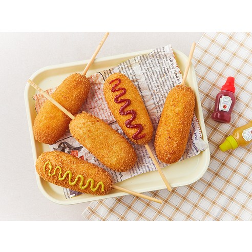 명랑시대쌀핫도그의 바삭한 겉면과 쫄깃한 쌀 반죽 클로즈업