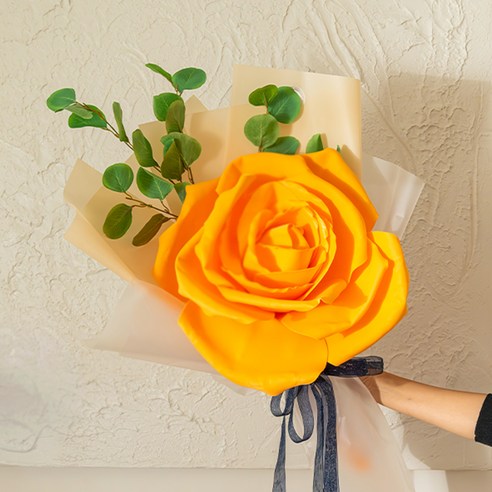 공간에 생기를 불어넣는 조화 로즈 자이언트 꽃다발