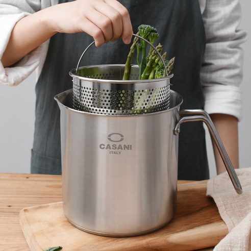 까사니 올스텐 냄비 3.3L 용량을 활용한 요리 모습