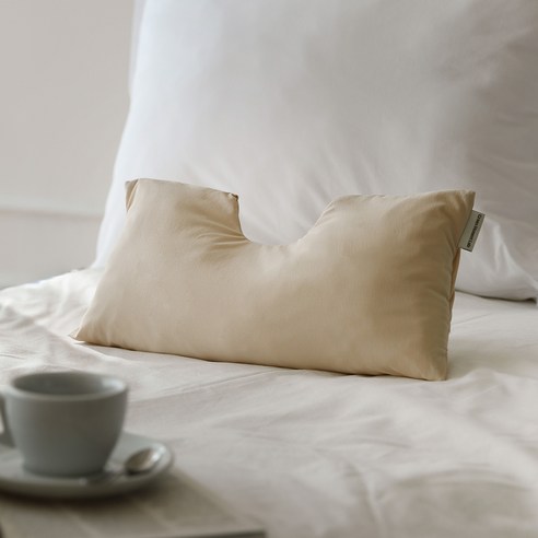 그린모먼트랩 목주름 케어 울플렉스 넥필로우 경추베개 후기 분석 - 침대 위 배치 모습