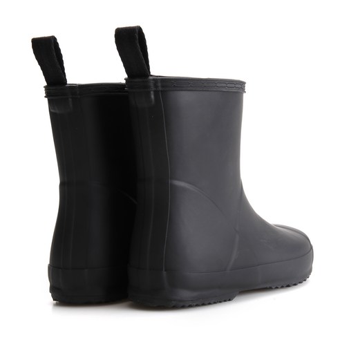 비 오는 날씨에도 스타일과 편안함을 동시에 잡는 숏 레인부츠