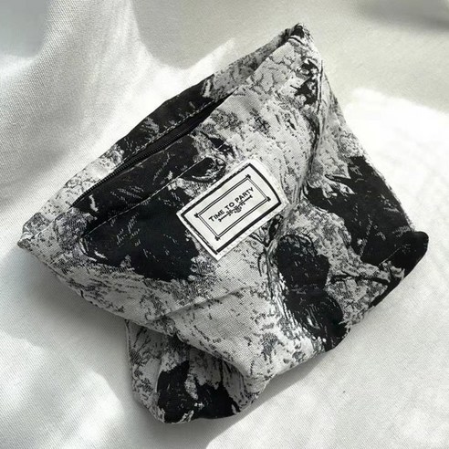 위더스욕실용품 여성용 어반페인팅 생리대 화장품 파우치 사이즈, 25 x 20.5 cm, 색상, 블랙 섬네일