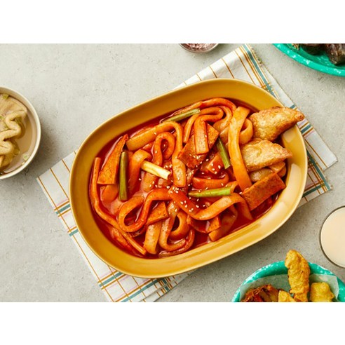 부드럽고 쫄깃한 밀 떡, 매혹적인 국물 떡볶이의 유혹