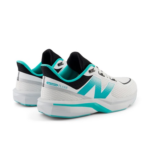 뉴발란스 플래시 런닝화 착용샷, 편안한 일상용 운동화