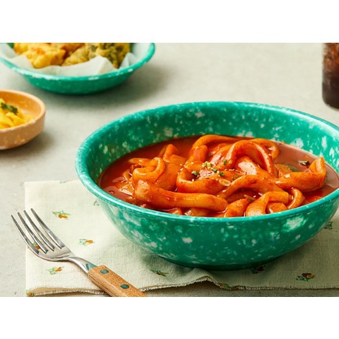 부드럽고 쫄깃한 밀 떡, 매혹적인 국물 떡볶이의 유혹