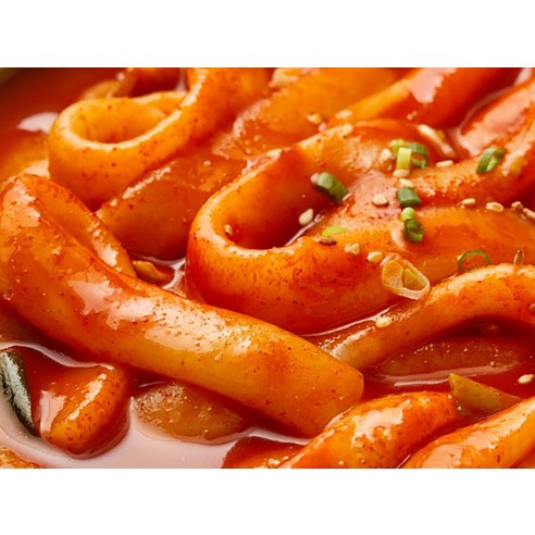 부드럽고 쫄깃한 밀 떡, 매혹적인 국물 떡볶이의 유혹