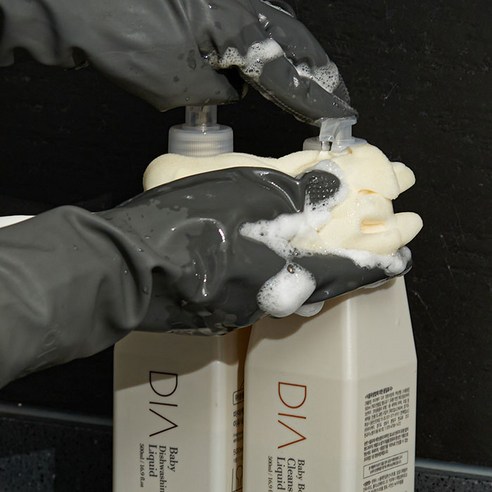 마더케이 디아 젖병 유아 주방세제 무향 후기 분석 - 맑고 투명한 세제 내용물 확인