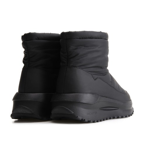 헌터 트래블 플로우 푸퍼 부츠를 착용한 발목 부분 클로즈업, 부티 디자인 강조