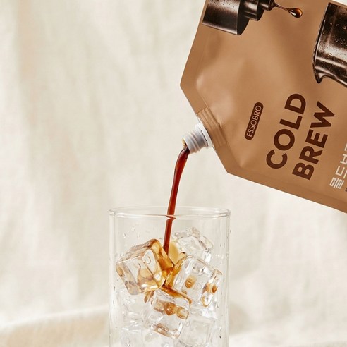에쏘브로 콜드브루 잔에 담긴 이미지