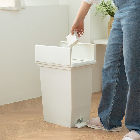 프랑코홈 버터플라이 페달 휴지통 22L 후기 분석 - 하단 페달 디테일