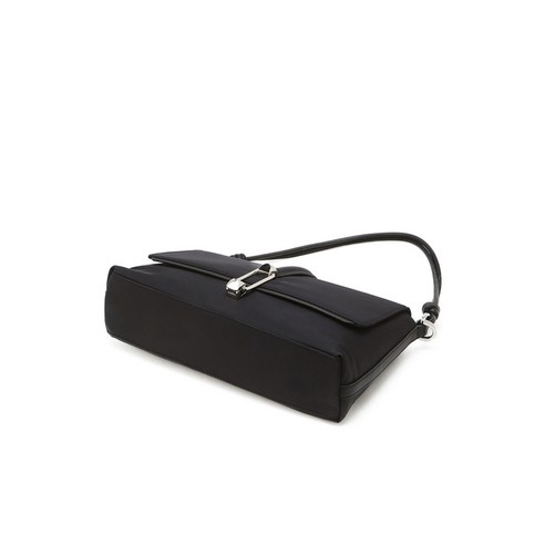 닥스 여성용 D락장식 원단 플랩 숄더백 DCBA5E968 후기 분석 - 금장 장식 확대 컷