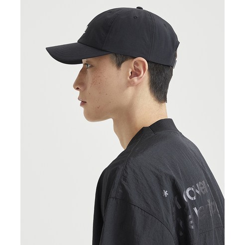 뉴발란스 남성용 플라잉로고 나일론 볼캡 후기 분석 - 로고 자수 근접 촬영