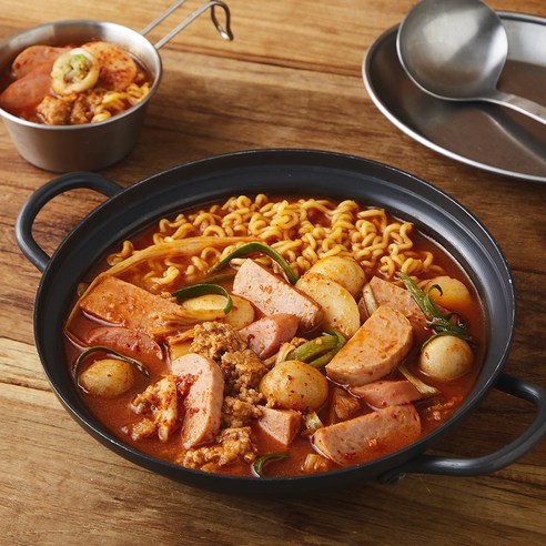 집에서 즐기는 얼큰한 부대찌개, 간편함으로 완성하다