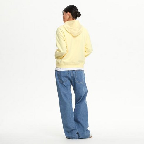 뉴발란스 여성용 에센셜 오버핏 빅로고 면 후드티 NBN0F1V222 후기 분석 - 로고 근접 촬영