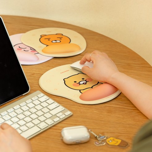 카카오프렌즈 쿠션 마우스패드 후기 분석 - 쿠션 탄성 확인