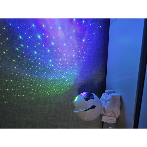 밤마다 낯선 우주를 선물하는 무드등, 당신의 밤도 특별해질 수 있나요?