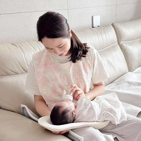 옷 걱정 없이 아기와 함께하는 행복한 식사 시간